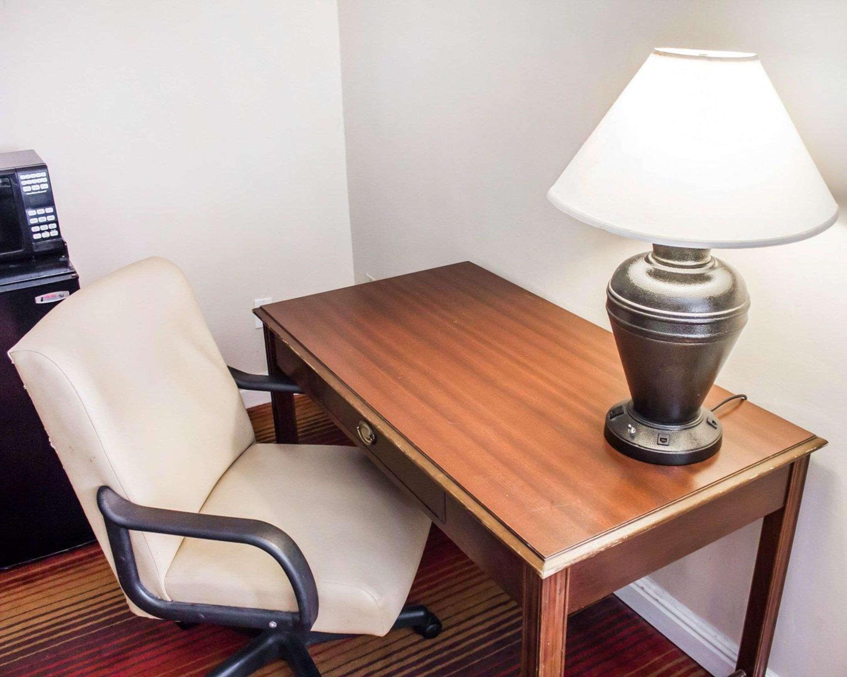 Rodeway Inn Huntington Station - Melville Екстериор снимка