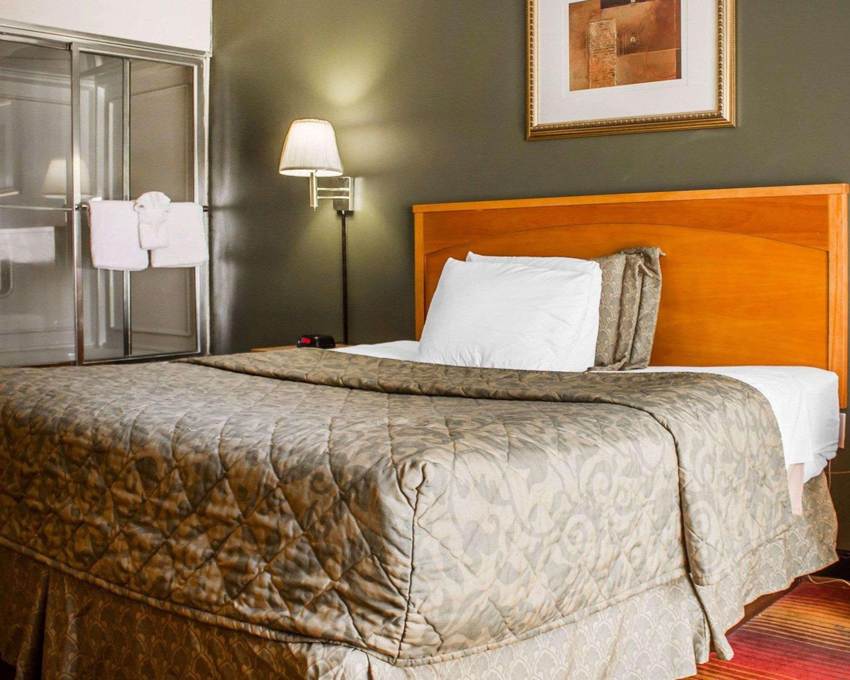 Rodeway Inn Huntington Station - Melville Екстериор снимка