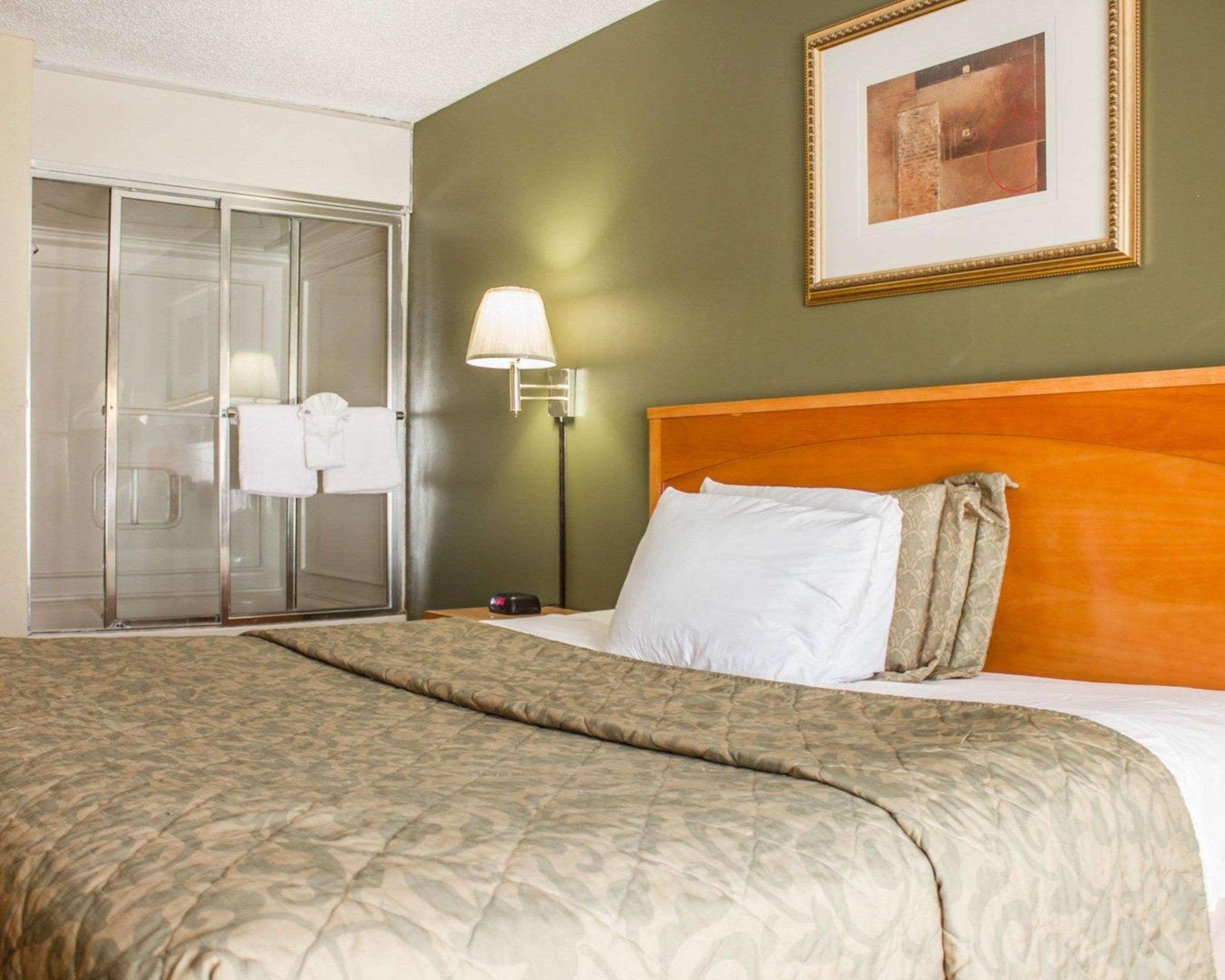 Rodeway Inn Huntington Station - Melville Екстериор снимка
