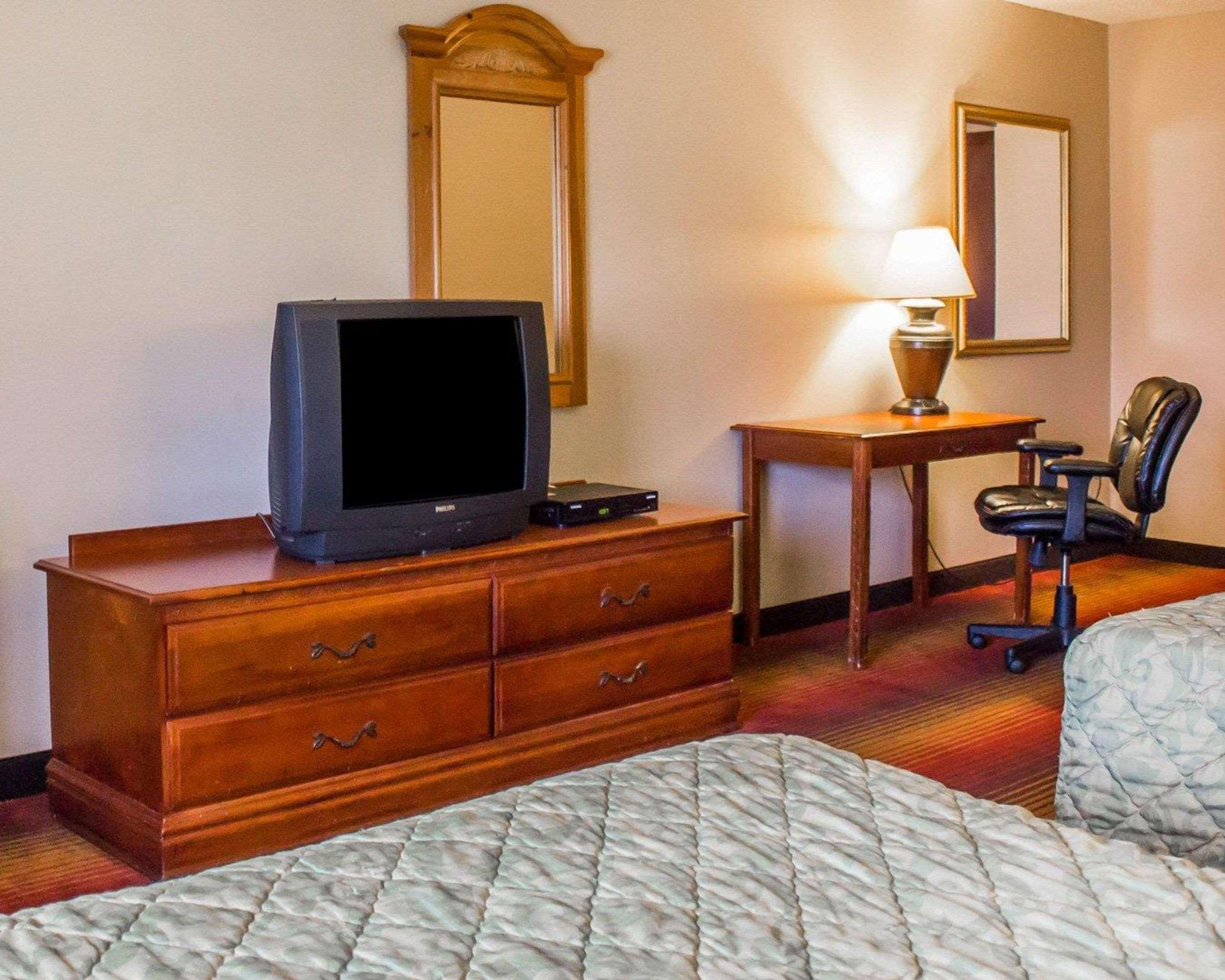 Rodeway Inn Huntington Station - Melville Екстериор снимка