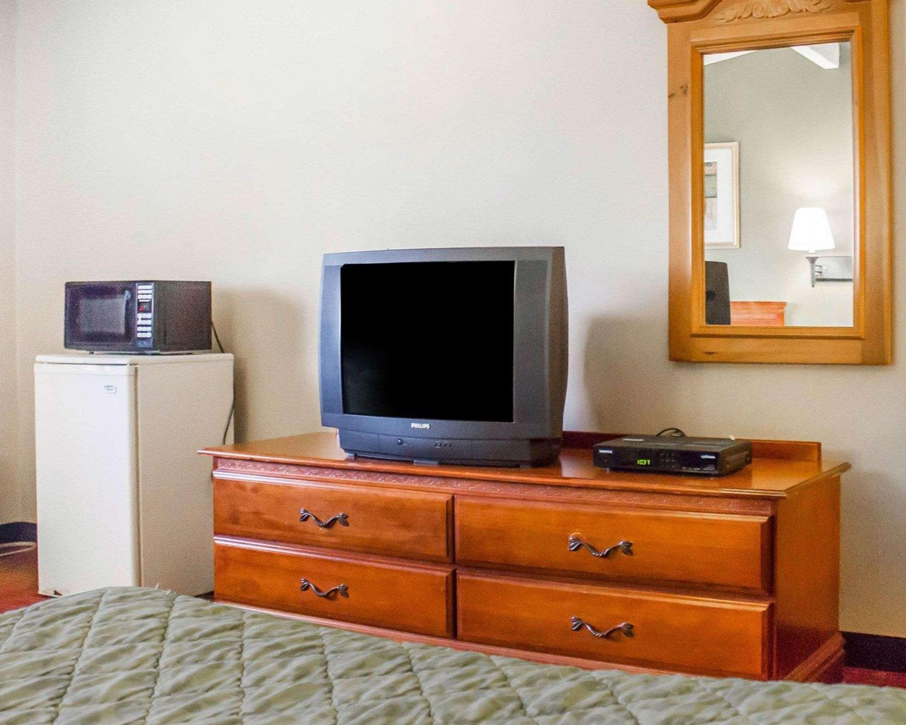 Rodeway Inn Huntington Station - Melville Екстериор снимка