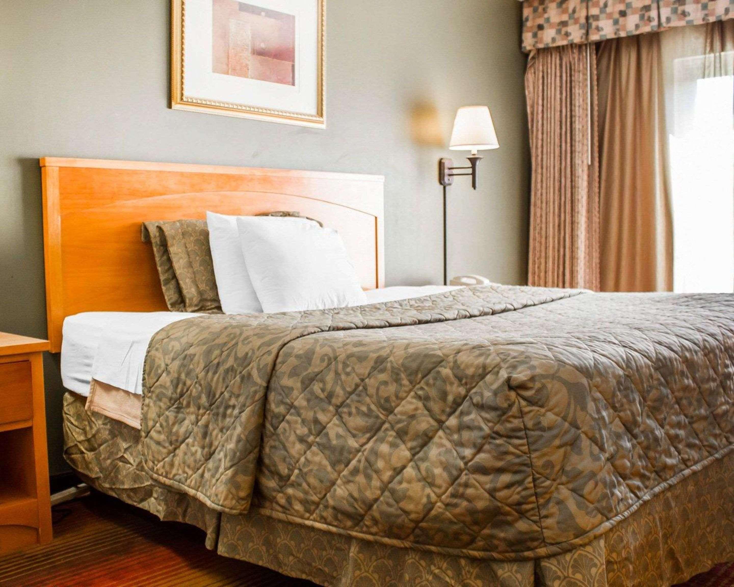 Rodeway Inn Huntington Station - Melville Екстериор снимка