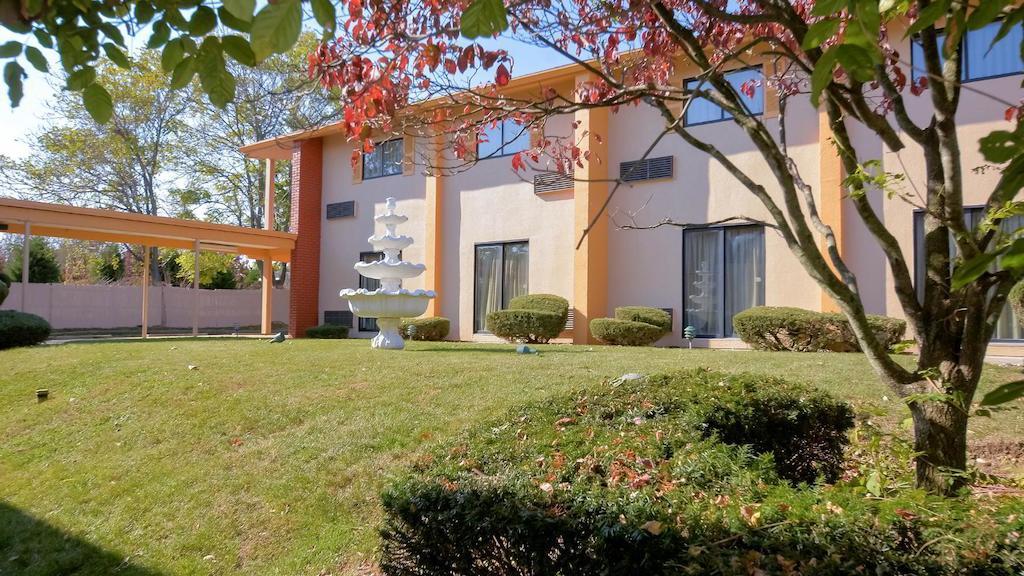 Rodeway Inn Huntington Station - Melville Екстериор снимка
