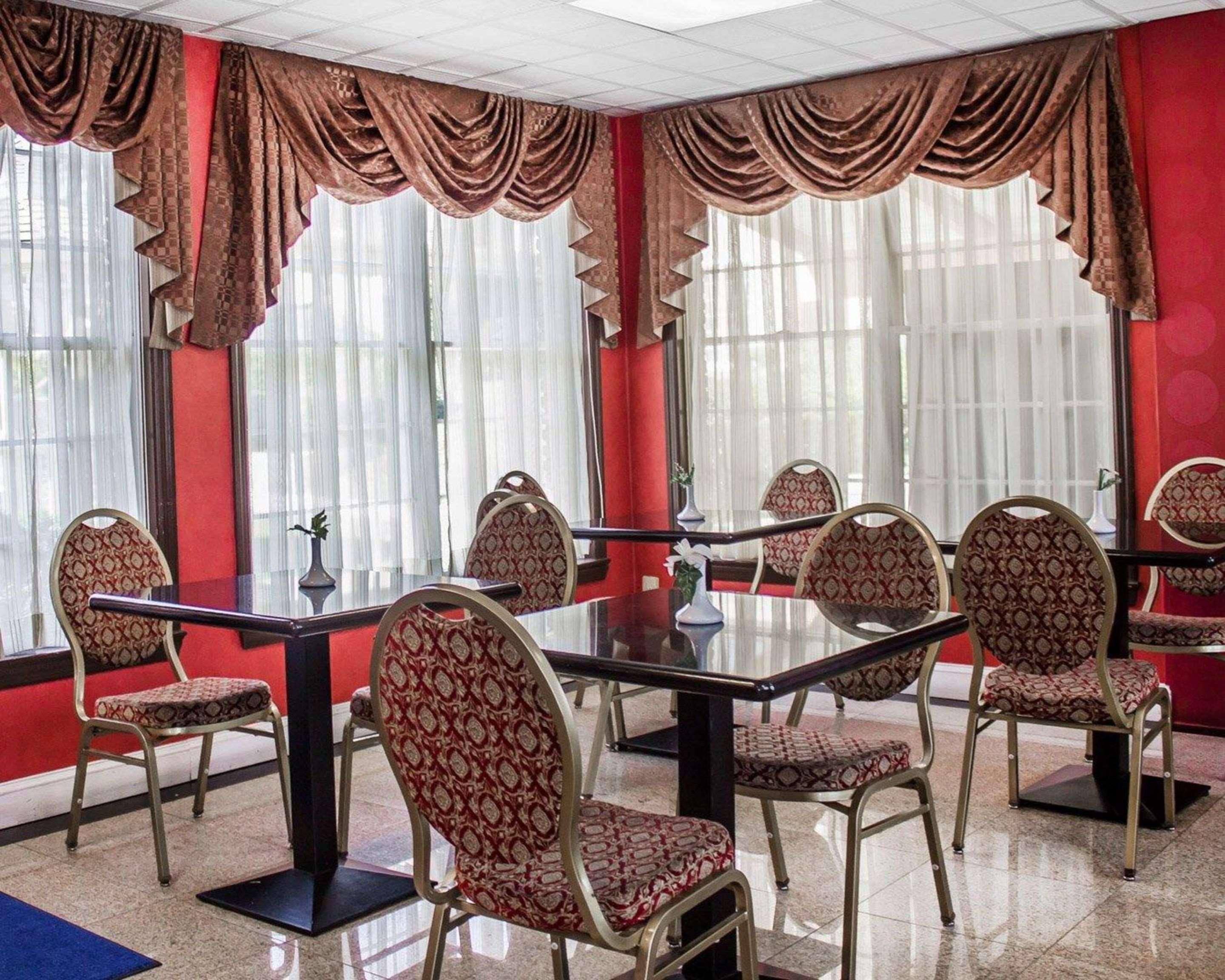 Rodeway Inn Huntington Station - Melville Екстериор снимка