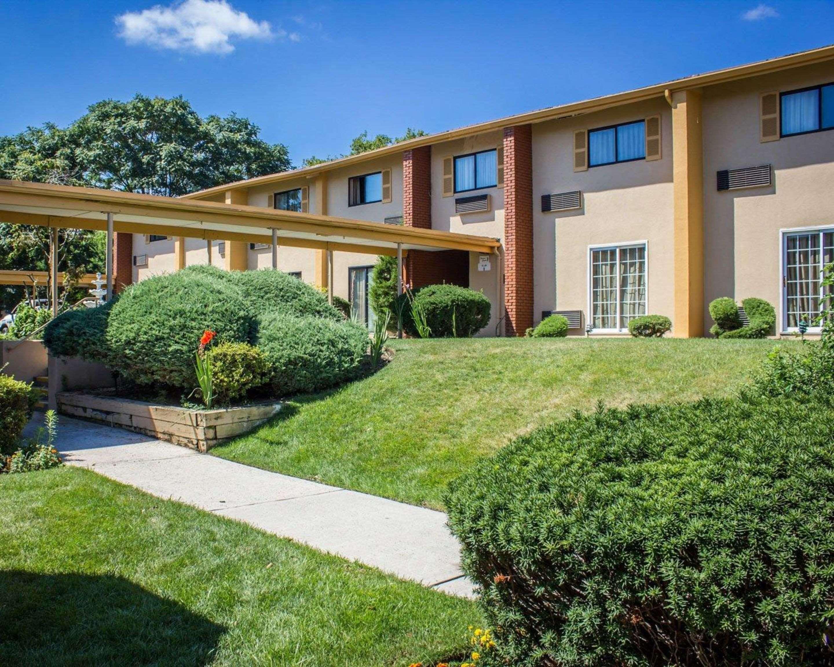 Rodeway Inn Huntington Station - Melville Екстериор снимка