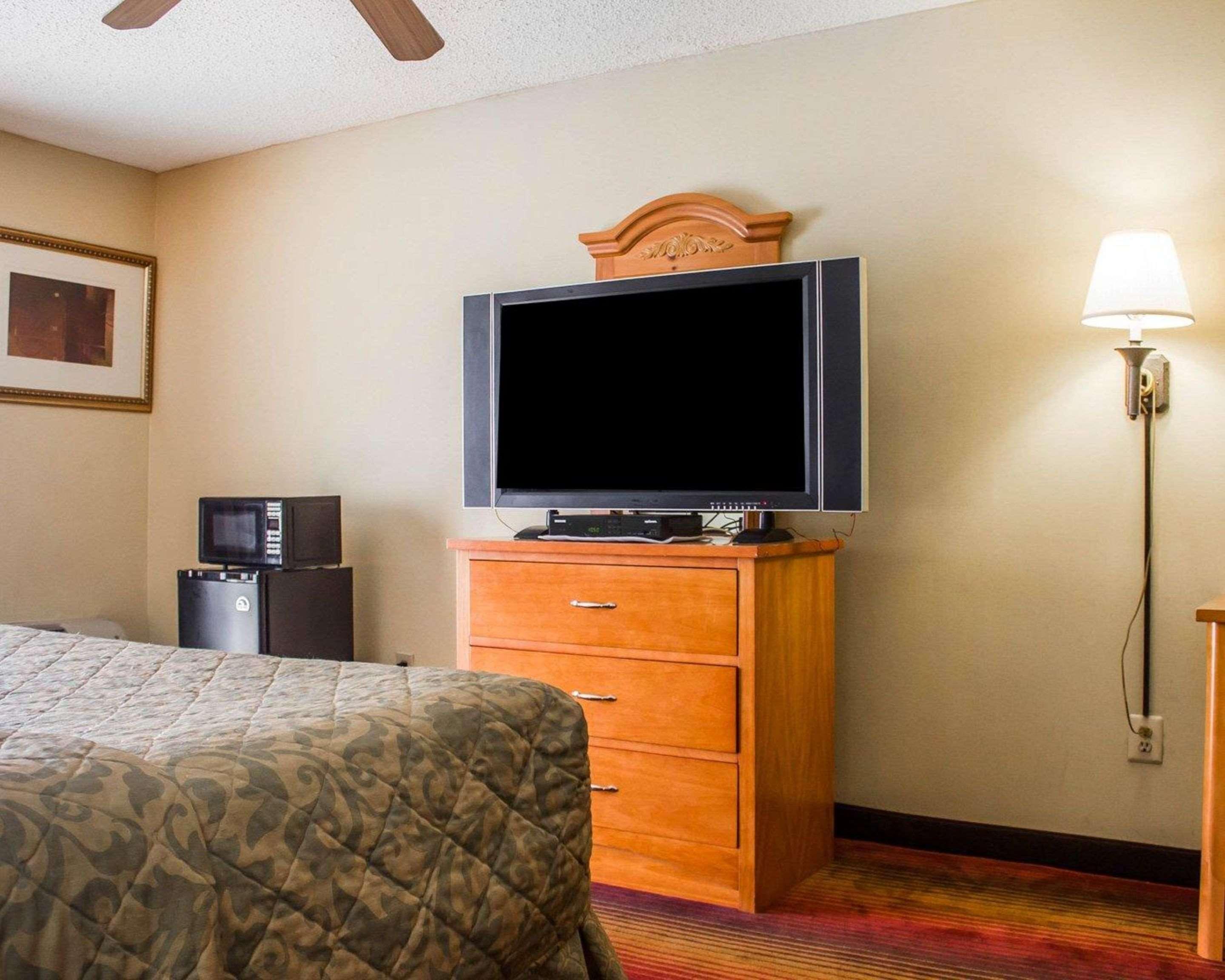 Rodeway Inn Huntington Station - Melville Екстериор снимка