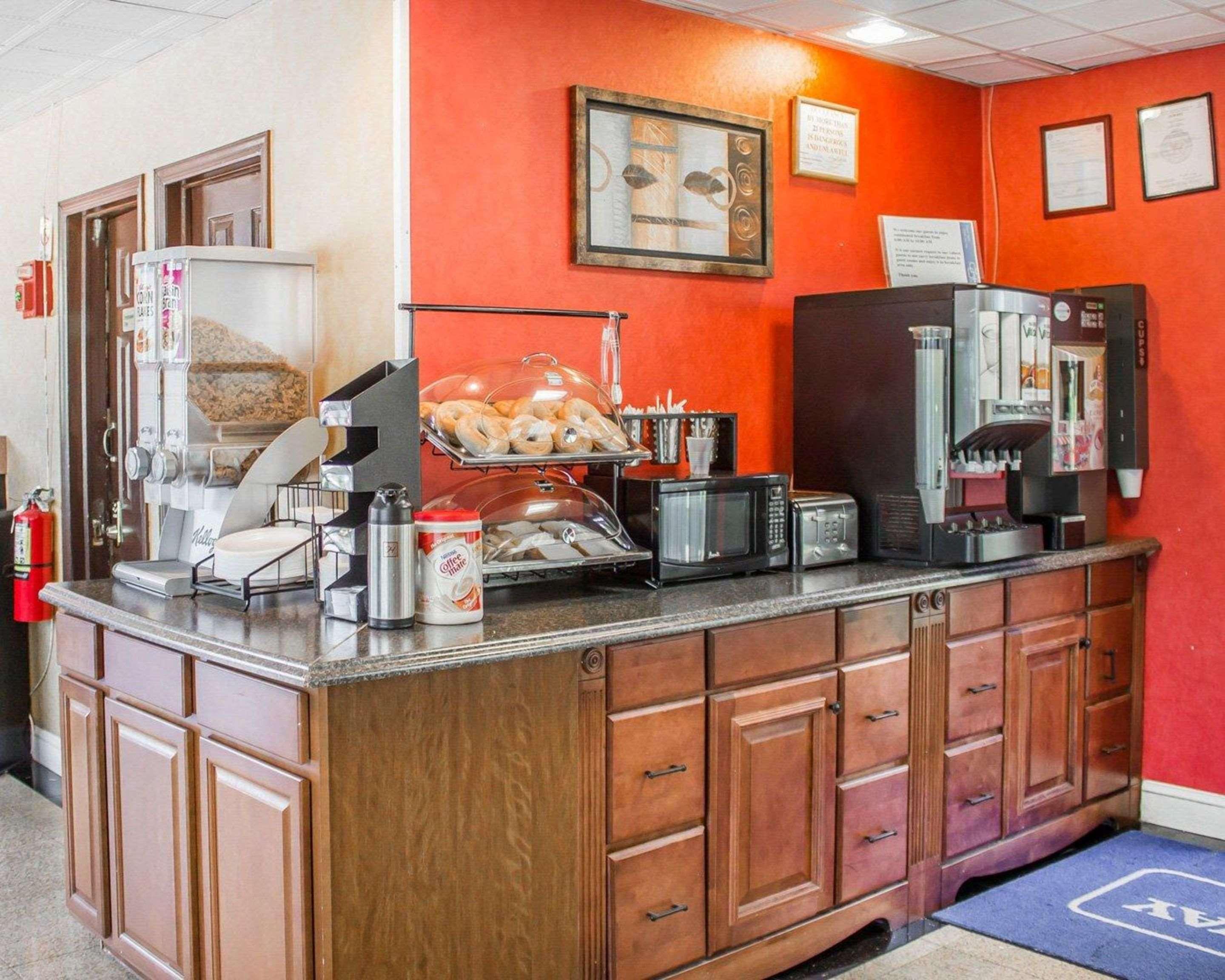 Rodeway Inn Huntington Station - Melville Екстериор снимка