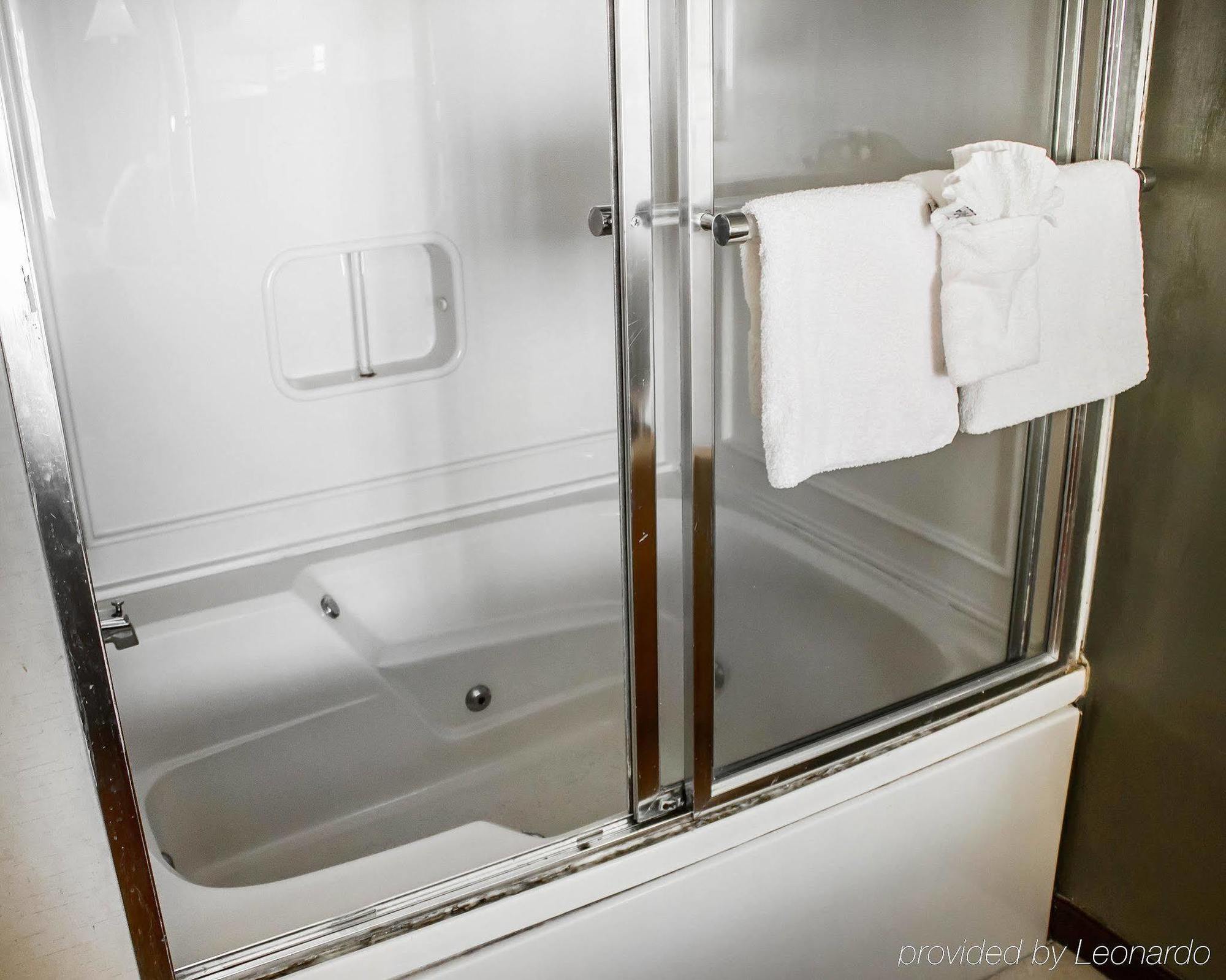 Rodeway Inn Huntington Station - Melville Екстериор снимка