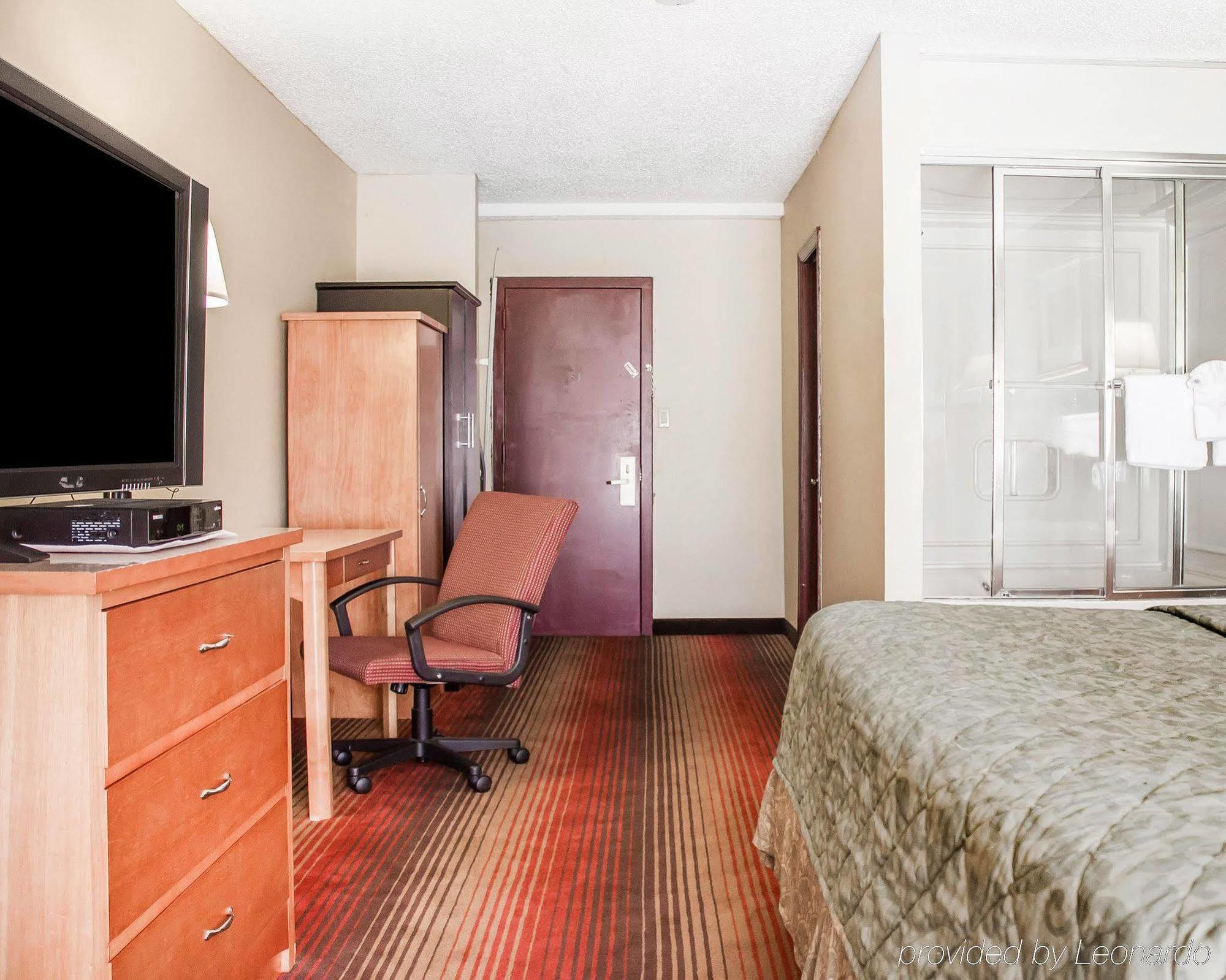 Rodeway Inn Huntington Station - Melville Екстериор снимка