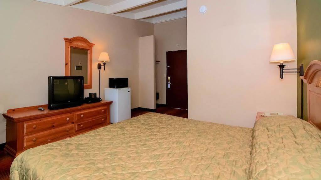 Rodeway Inn Huntington Station - Melville Екстериор снимка