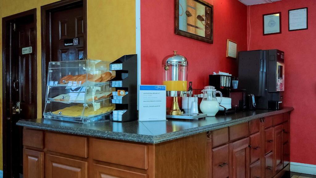 Rodeway Inn Huntington Station - Melville Екстериор снимка